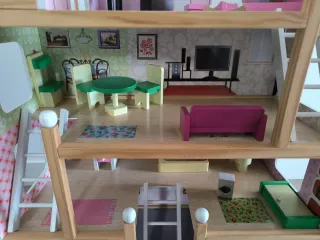 Casa de muñecas de madera