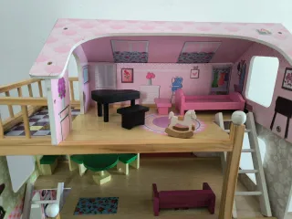 Casa de muñecas de madera