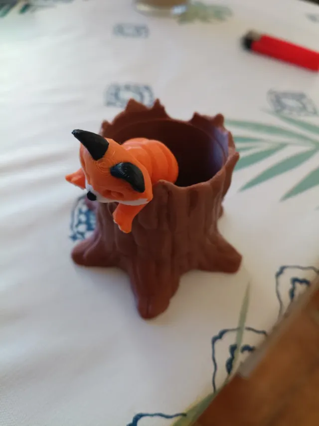 Juguete zorro y tronco decorativo
