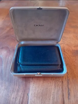 Monedero de Piel DKNY con su Caja