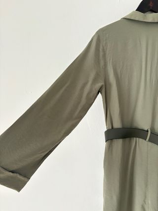 Mono Zara verde militar con cinturón