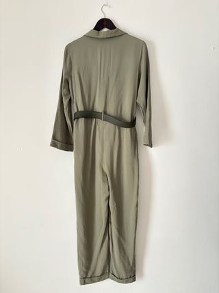 Mono Zara verde militar con cinturón