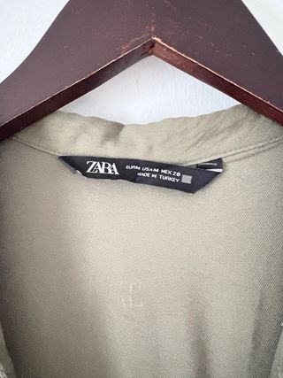 Mono Zara verde militar con cinturón