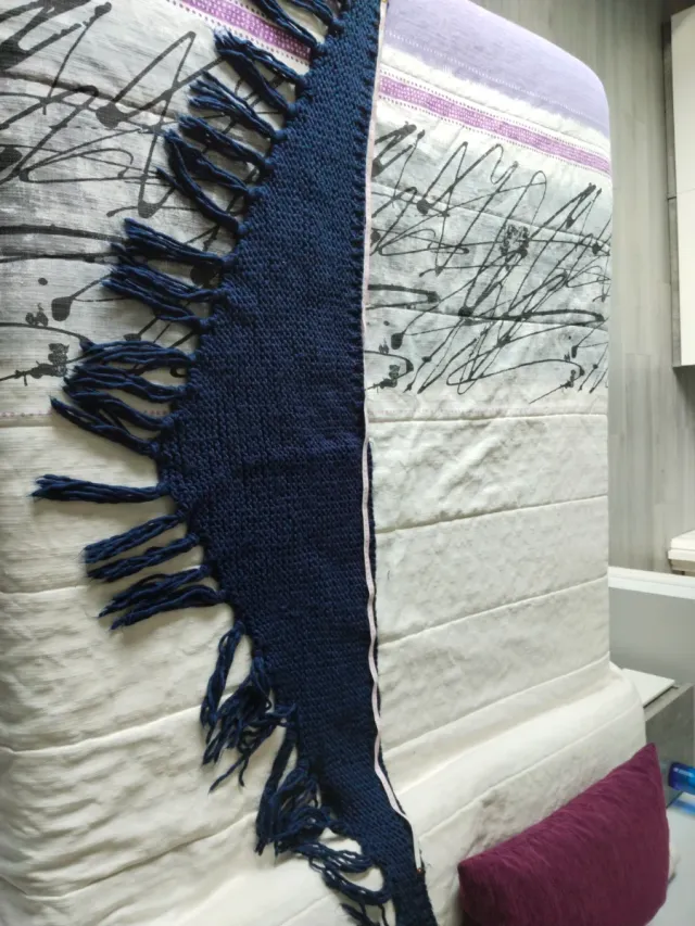 Pañuelo bufanda azul con flecos