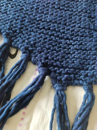 Pañuelo bufanda azul con flecos