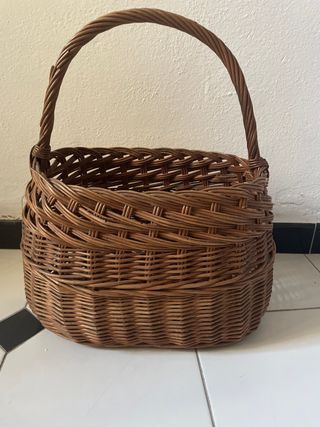 Cesto de mimbre con asa