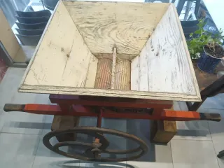 Estrujadora de vino antigua