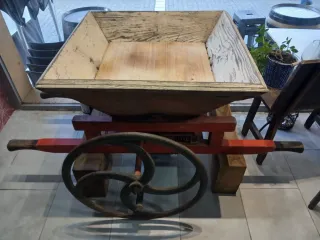 Estrujadora de vino antigua