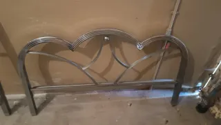 Cabecero de cama metálico plateado