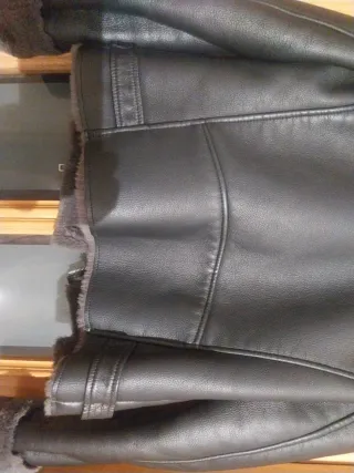 Cazadora Mango Piel Sintética Negra.