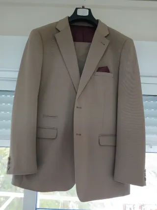 Traje marrón hombre
