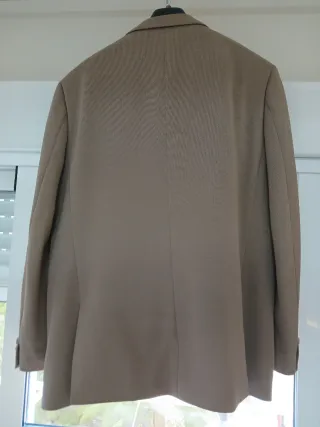 Traje marrón hombre