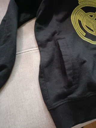 Sudadera Real Madrid Negra y Dorada con capucha.