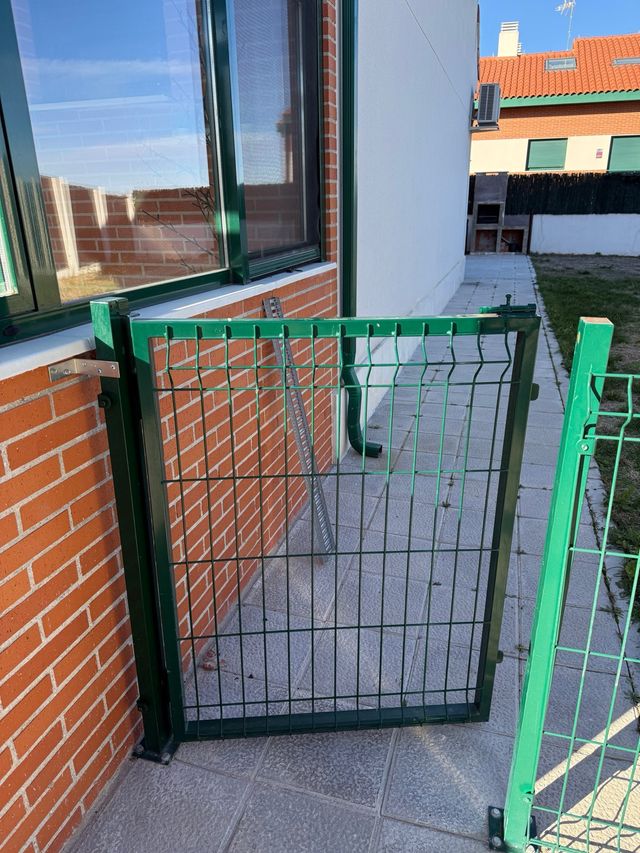 Valla Hércules con puerta metálica