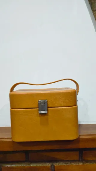 Joyero o bolso de piel marrón