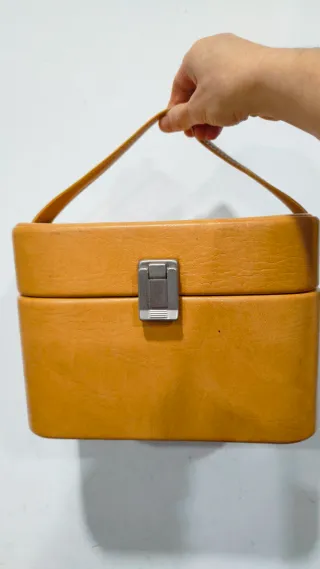 Joyero o bolso de piel marrón