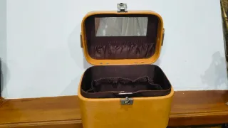 Joyero o bolso de piel marrón