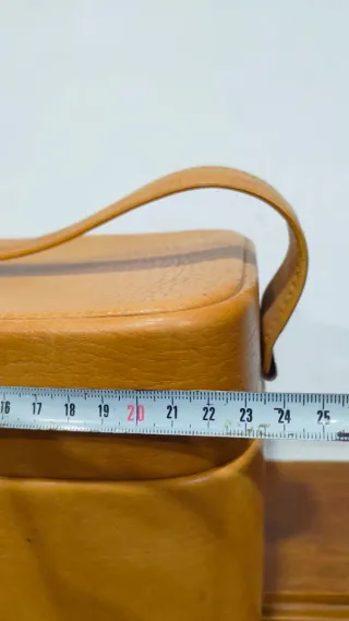 Joyero o bolso de piel marrón