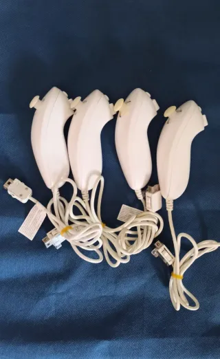 Wii remote+nunchuk x4.