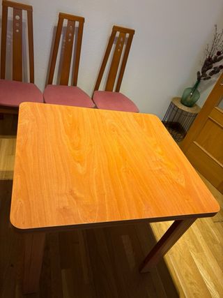 Mesa extensible de salón con 6 sillas.