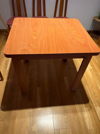 Mesa extensible de salón con 6 sillas.