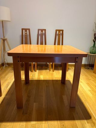 Mesa extensible de salón con 6 sillas.