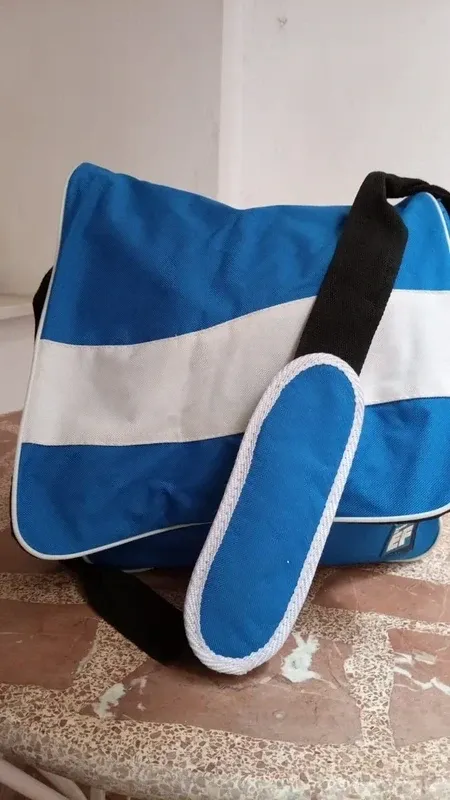 Bandolera azul y blanca