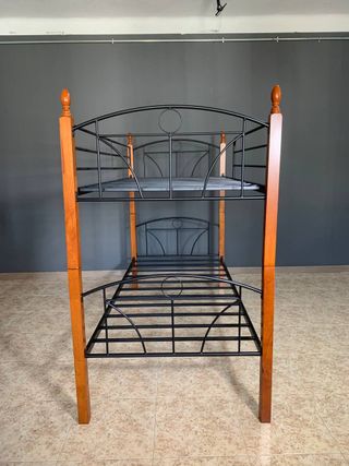 Litera de madera y metal