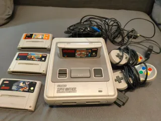 Consola SNES con 2 mandos y 4 juegos
