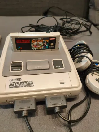 Consola SNES con 2 mandos y 4 juegos