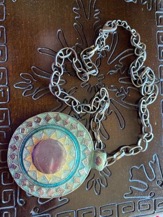 Collar con colgante redondo diseño sol