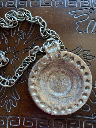 Collar con colgante redondo diseño sol