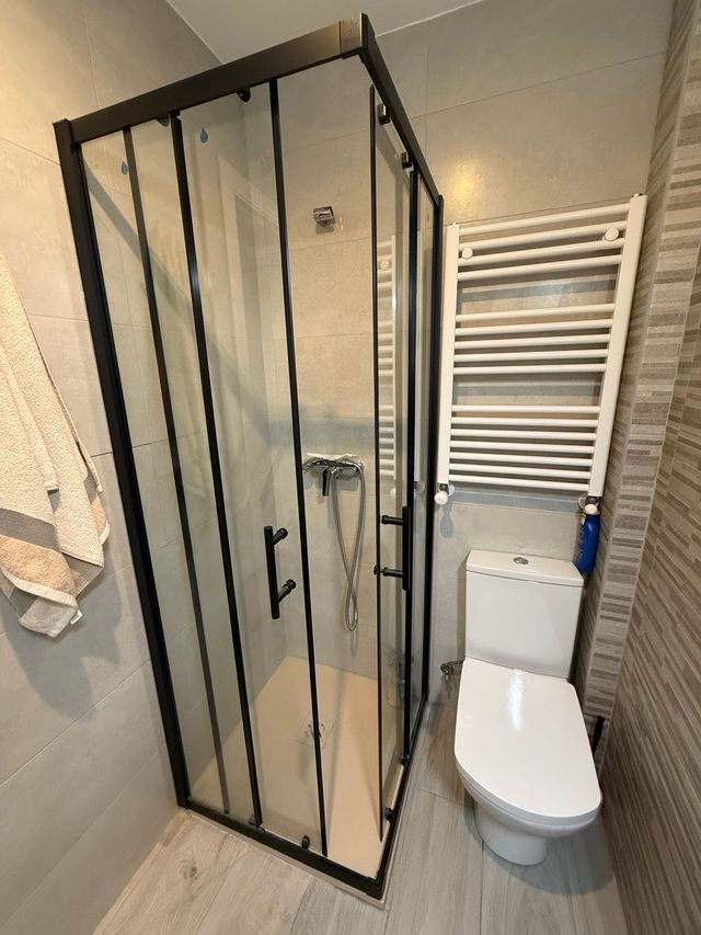 Mampara de ducha cristal y metal negro