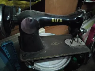 Máquina de coser Alfa antigua