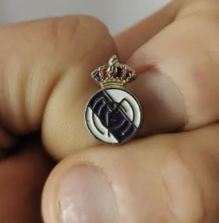 Broche Real Madrid Corona Morado Blanco