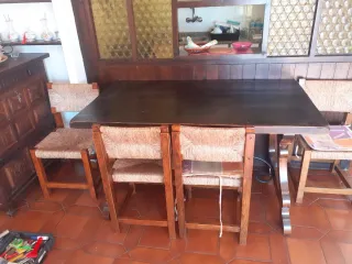 Tavolo in legno con 4 sedie