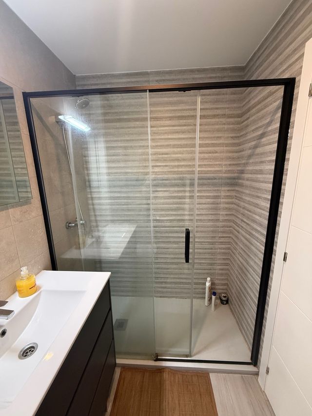 Mampara de ducha cristal y metal negra