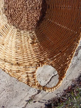 Cesta artesanal de metal,sisal y mimbre