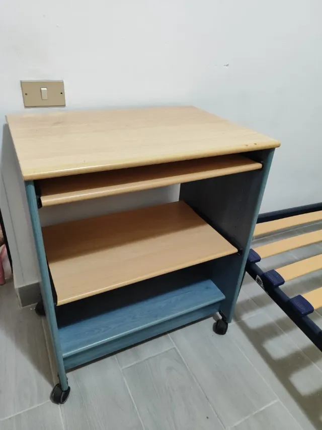 Escritorio pequeño con ruedas