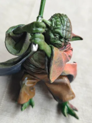 Figura Yoda pintada a mano
