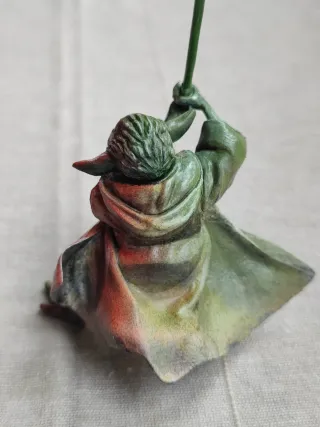 Figura Yoda pintada a mano