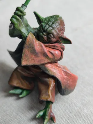 Figura Yoda pintada a mano