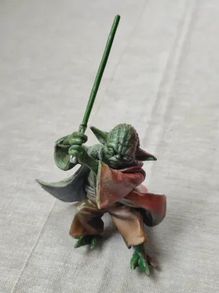 Figura Yoda pintada a mano
