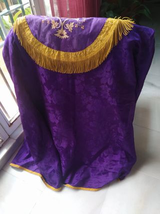 Antigua capa pluvial morada bordada IHS