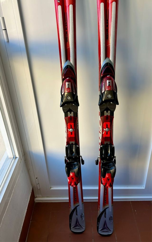 Esquís Atomic con fijaciones y bolsa