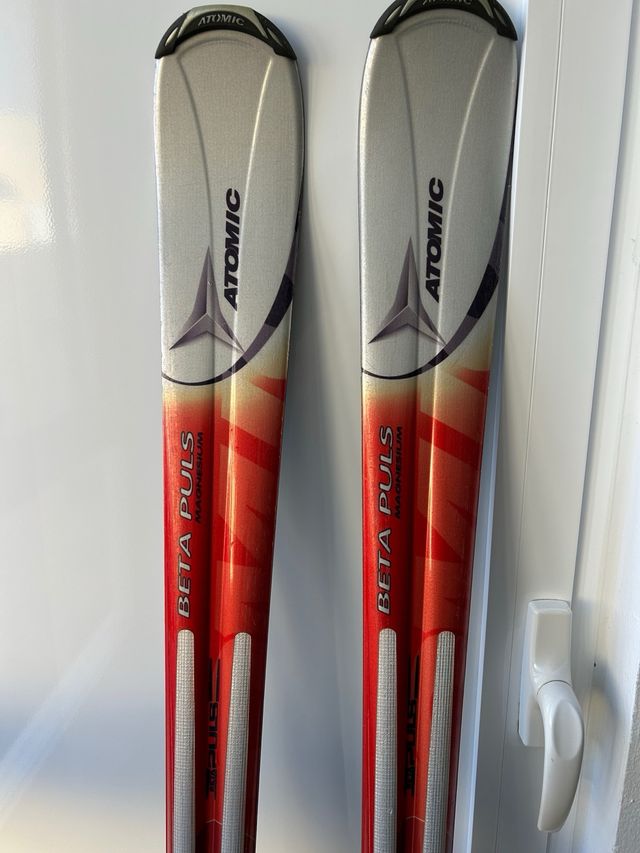 Esquís Atomic con fijaciones y bolsa
