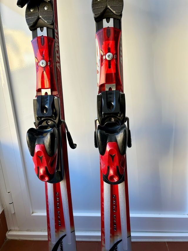 Esquís Atomic con fijaciones y bolsa