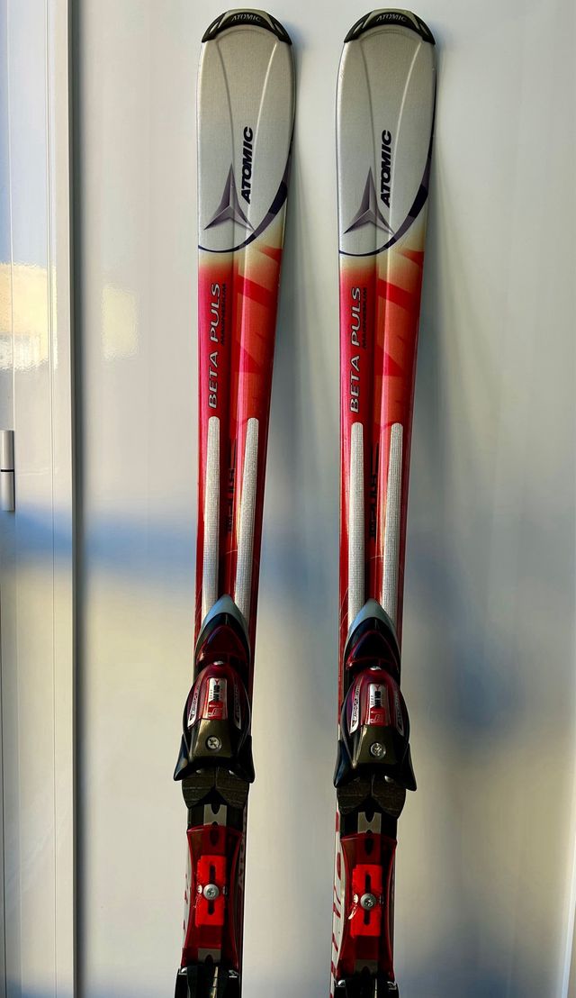 Esquís Atomic con fijaciones y bolsa