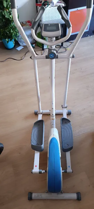 Elíptica blanca y azul