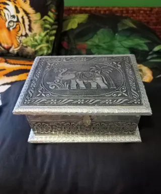 Joyero Indú de Madera y Metal Repujado